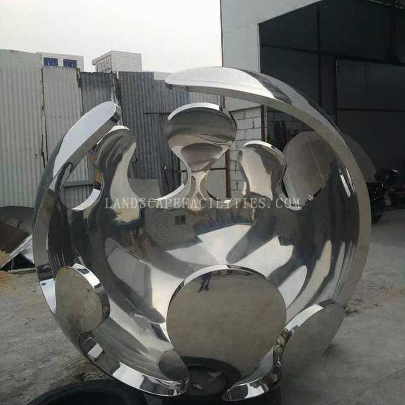 How are stainless steel sculptures being used in augmented reality experiences?(pic1)